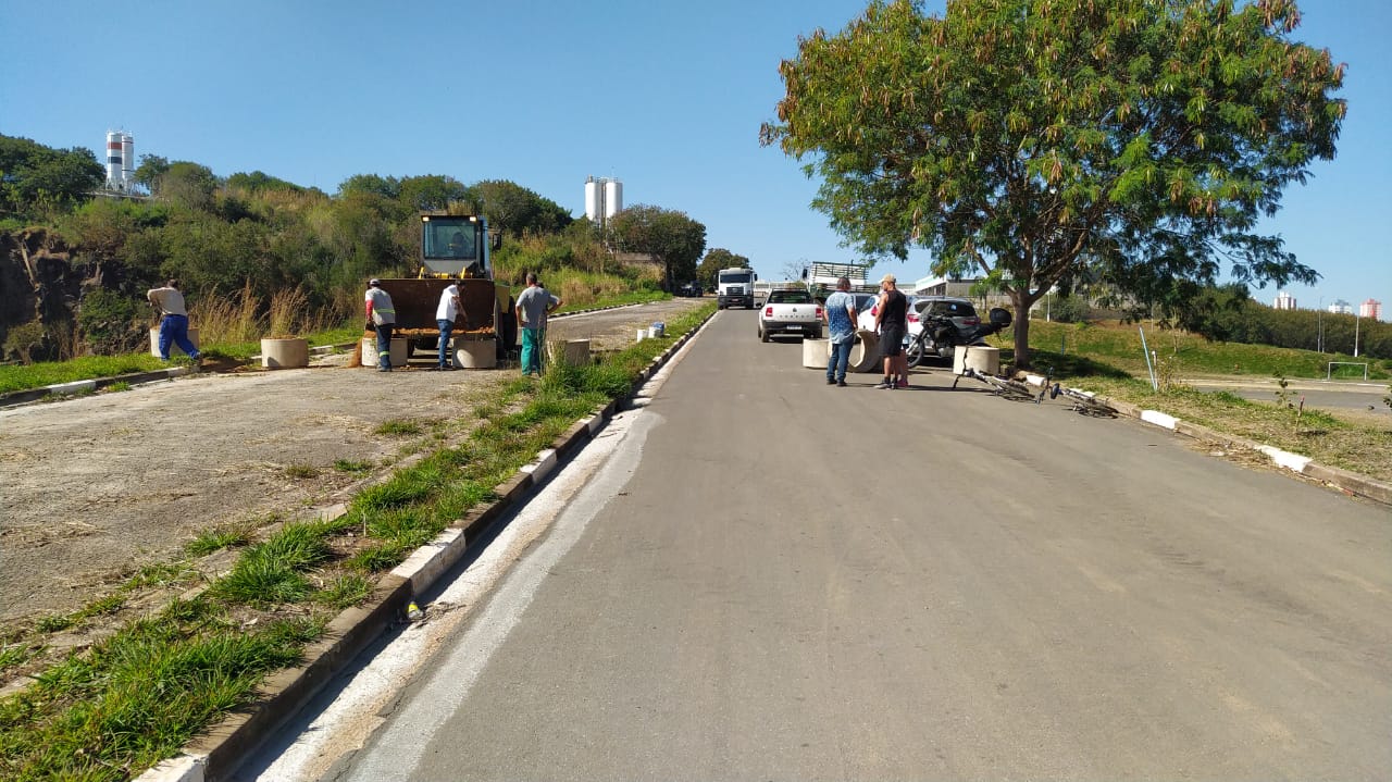 Prefeitura bloqueando a entrada de carros utilizando barreiras de concreto. Prefeitura bloqueando a entrada de carros utilizando barreiras de concreto.
