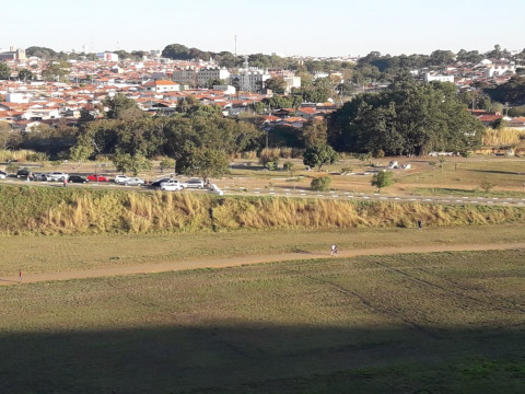 Imagem dos carros parados na rampa de acesso após bloqueio.